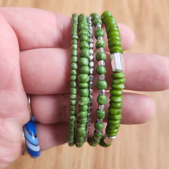 Set of 2 Green Seed Bead Wrap Bracelets Memory Wire Coil Silver Spacers Boho Art - Picture 6 of 8